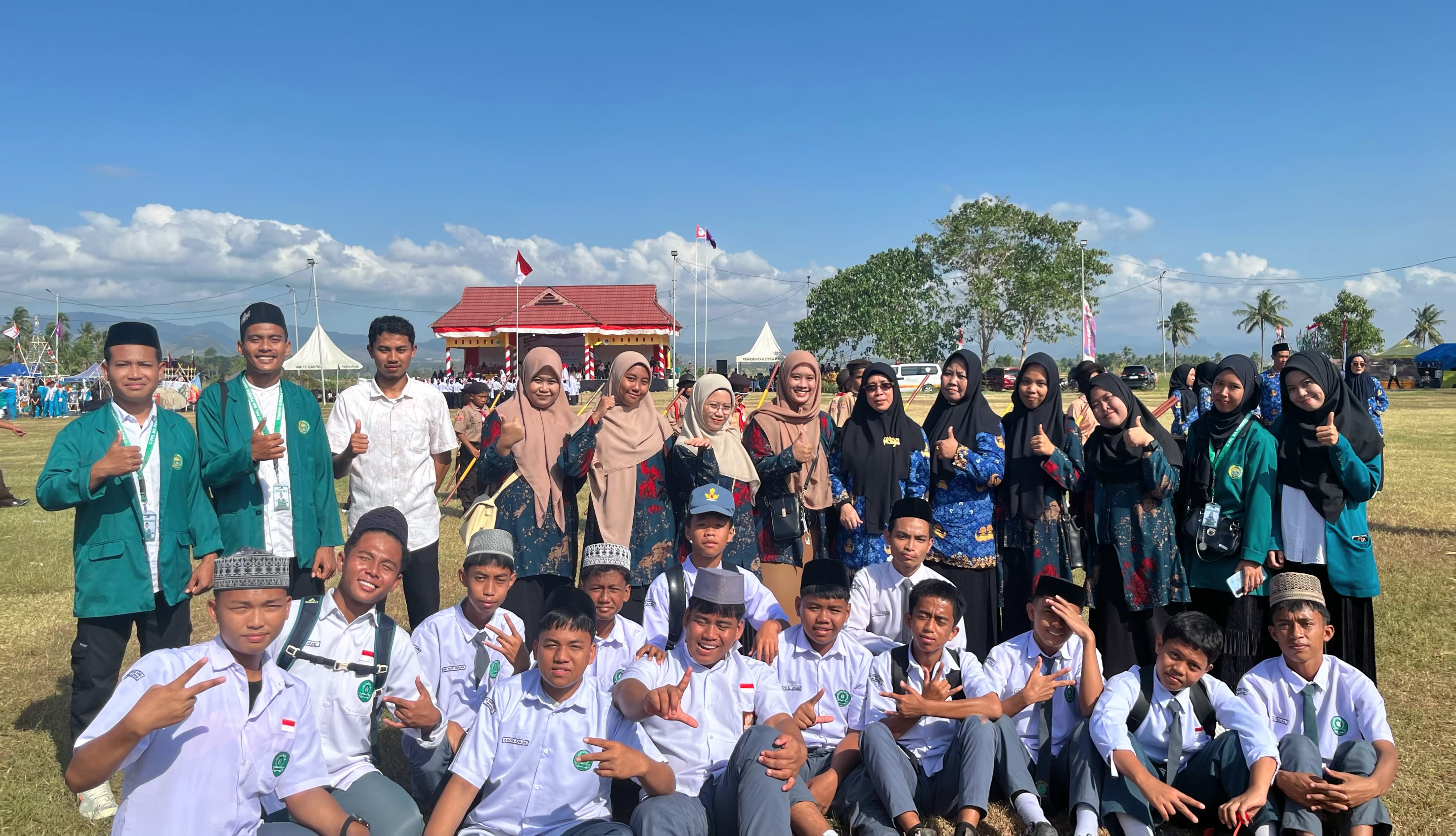 Semarak HUT Kemerdekaan RI, Siswa dan Guru Hadiri Upacara Bendera di Lapangan A. Palloge Kecamatan Ganra