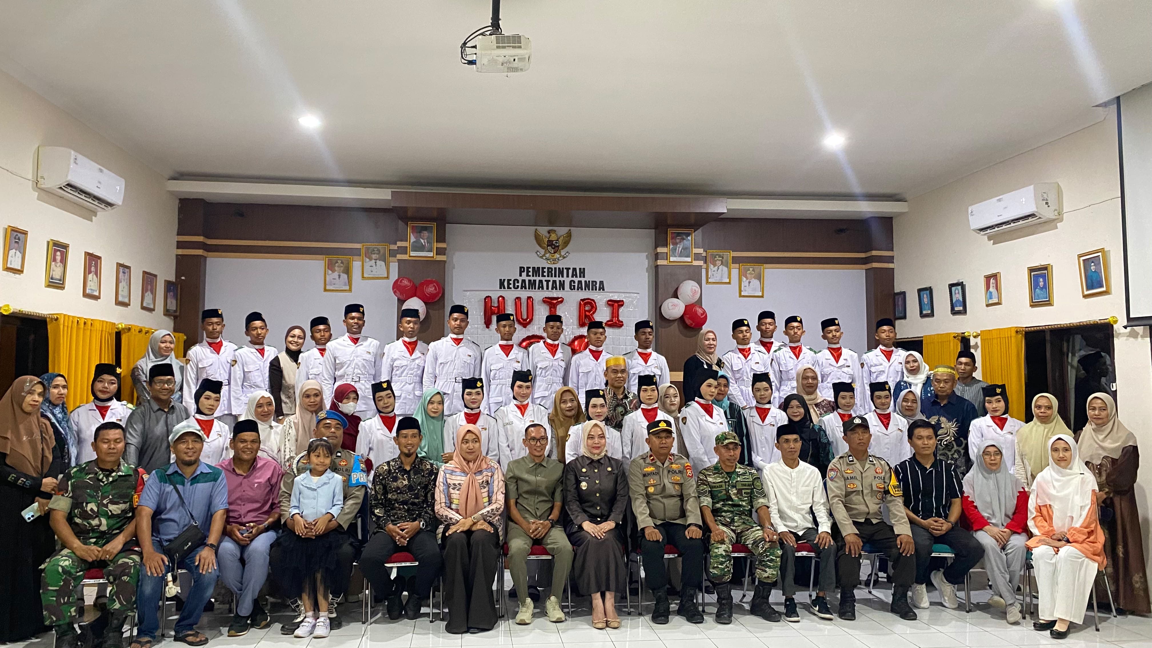 Bangga dan Berprestasi, Santri Perguruan Islam Ganra Dikukuhkan sebagai Pasukan Pengibar Bendera Tingkat Kecamatan Ganra